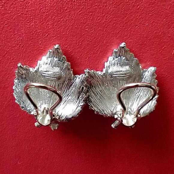 Vintage Clip On Earrings Silvertone Leaves Faux Pearl Mid Century - Picture 4 of 9